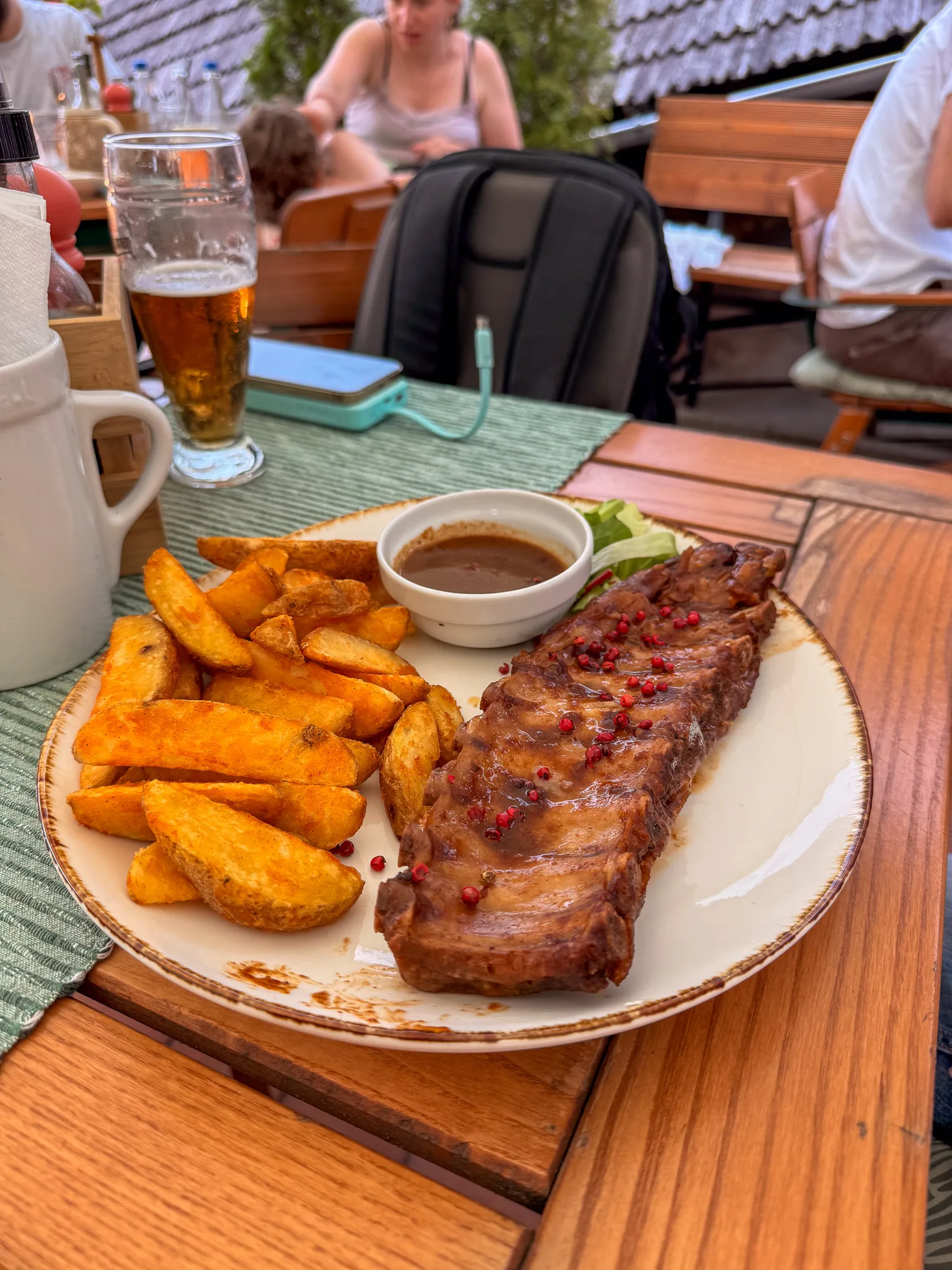 Grillowane żeberka z pieczonymi ziemniakami i sosem w restauracji w Sighișoarze.