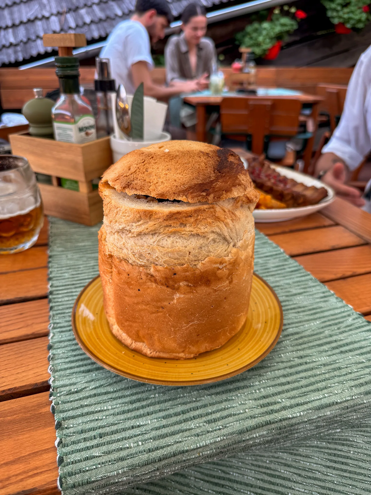 Tradycyjna rumuńska zupa podana w bochenku chleba w Sighișoarze.