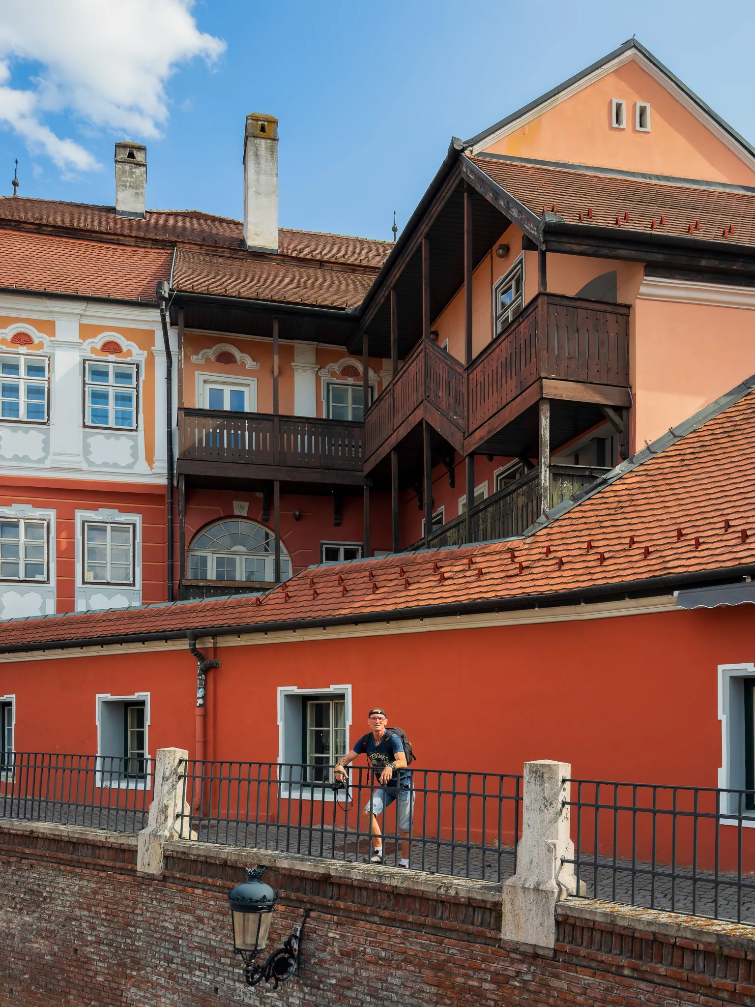 Kolorowe kamienice i drewniane galerie przy Pasażu Schodów w Sybinie