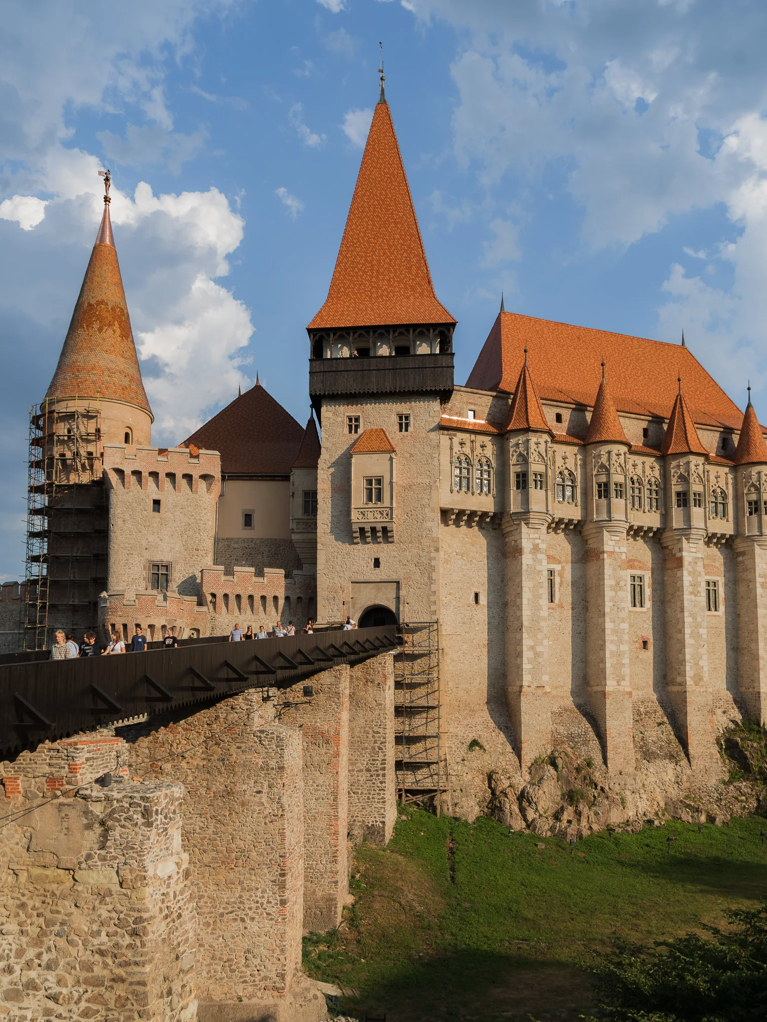 Zamek Korwinów w Hunedoarze widziany z drona w ciepłym, popołudniowym świetle.