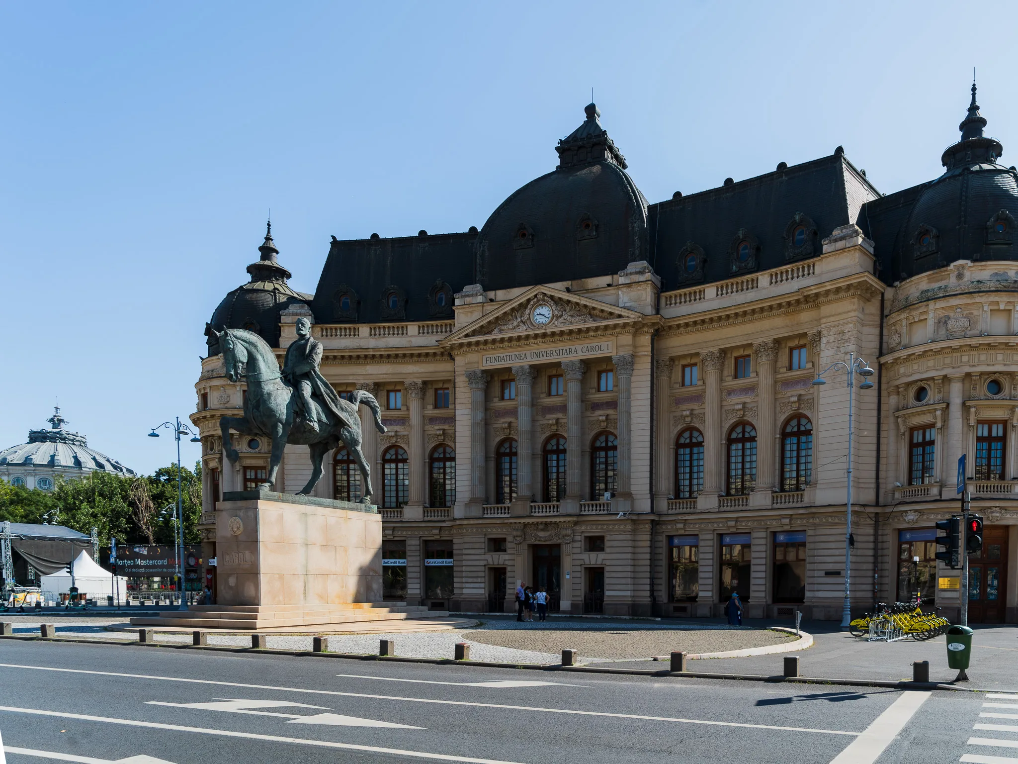 Pomnik króla Karola I przed Centralną Biblioteką Uniwersytecką w Bukareszcie.