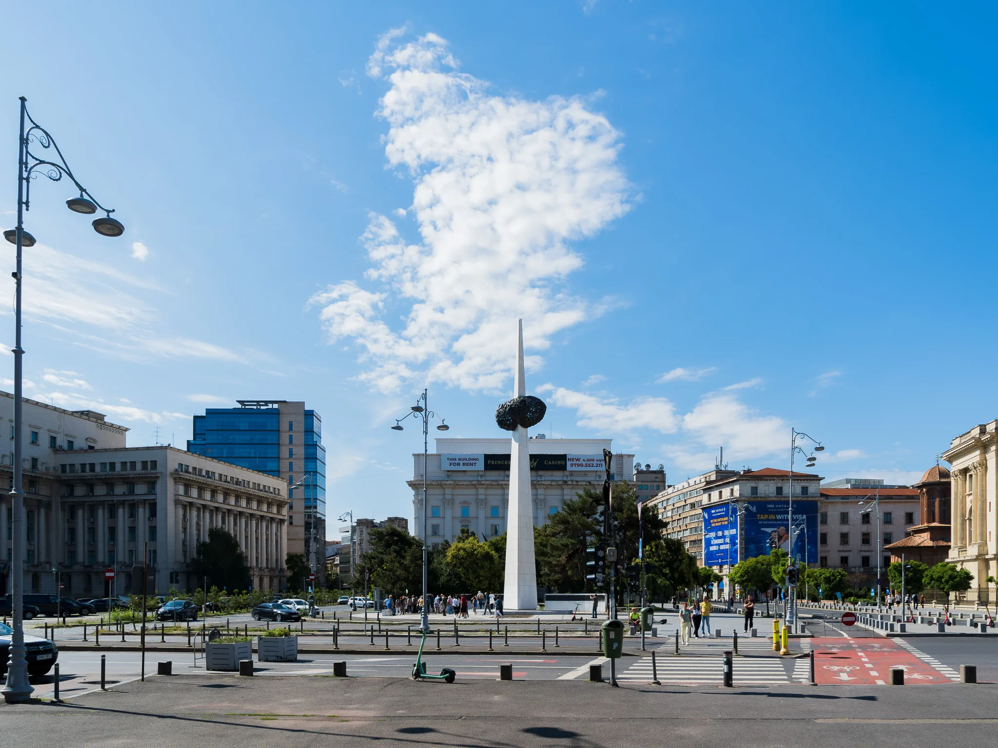 Plac Rewolucji w Bukareszcie z Pomnikiem Odrodzenia i zabudową centrum miasta.