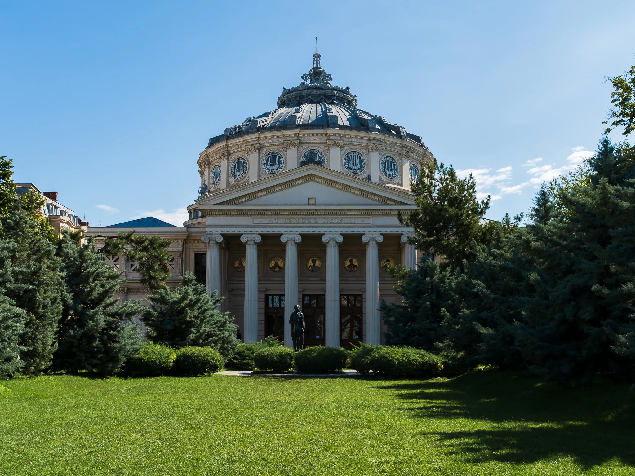 Ateneum Rumuńskie w Bukareszcie widziane od strony ogrodu, z kolumnadą i charakterystyczną kopułą.