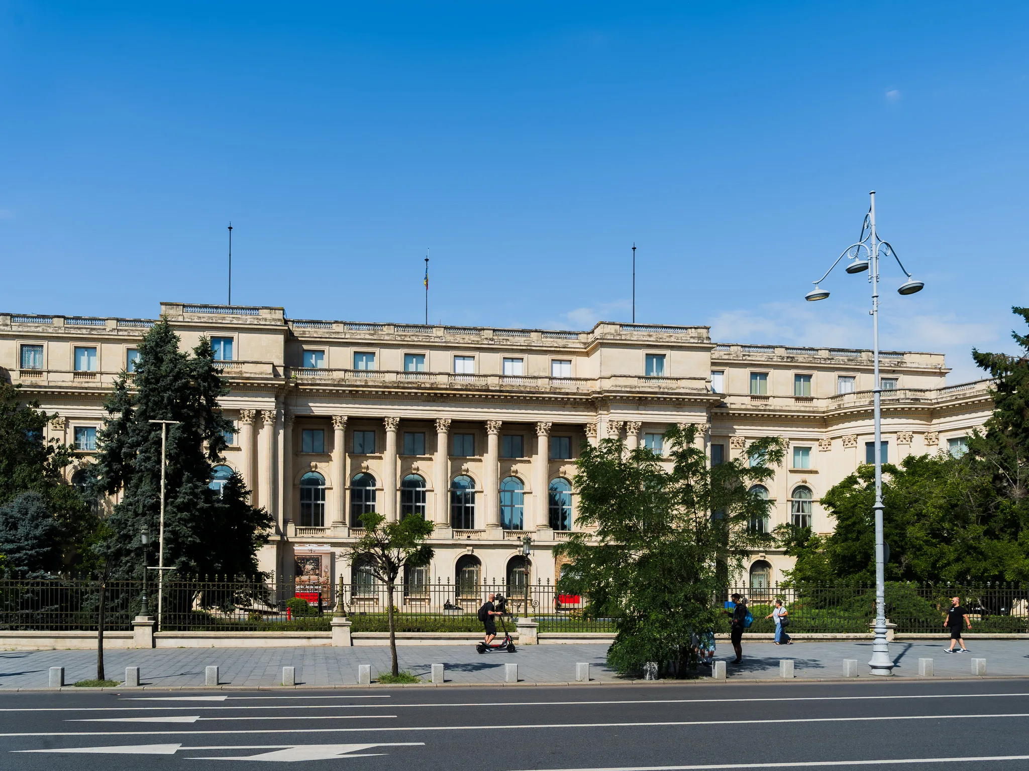 Pałac Królewski, mieszczący Narodowe Muzeum Sztuki Rumunii, przy placu Rewolucji w Bukareszcie.