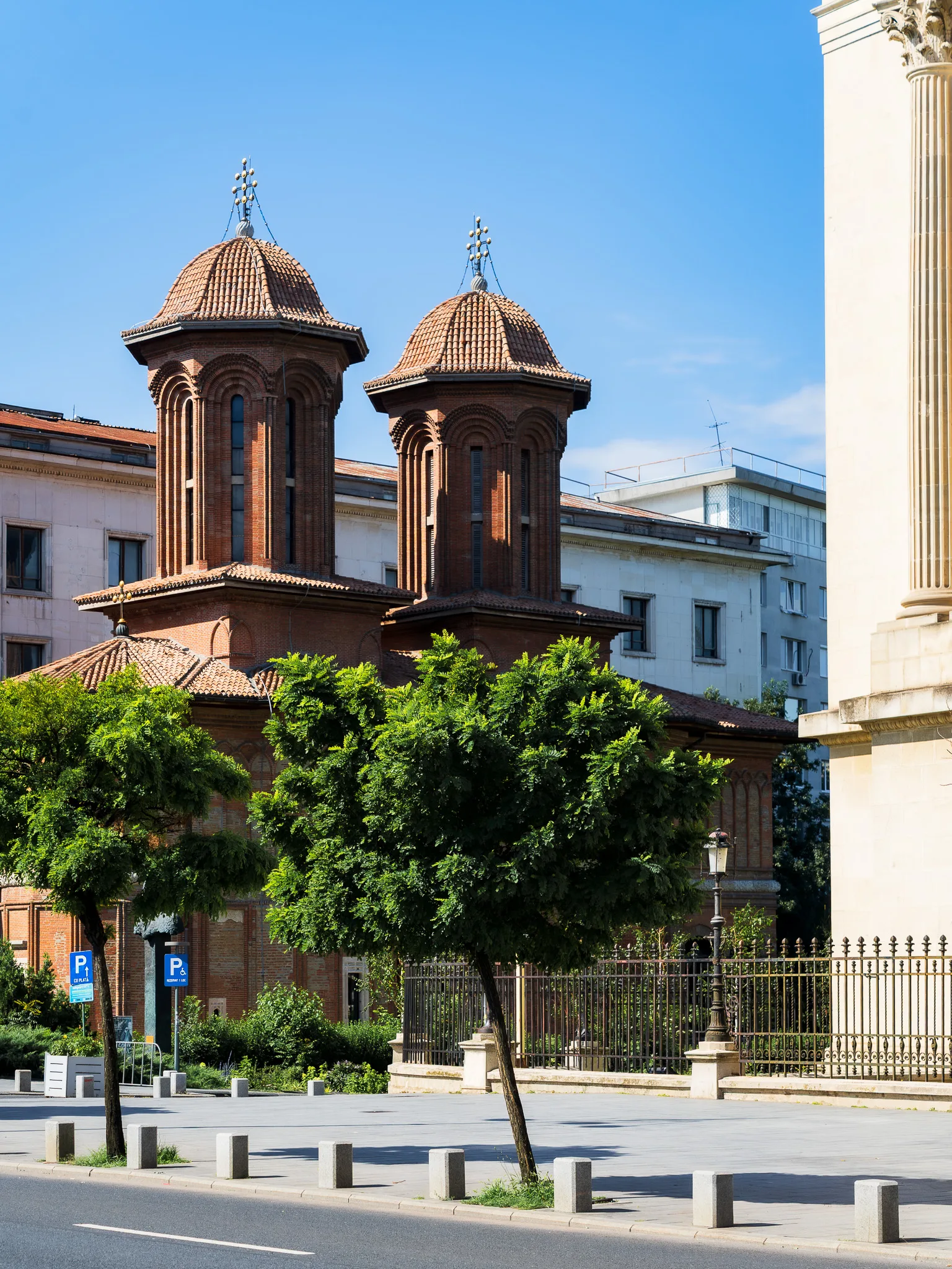 Ceglane wieże cerkwi Kretzulescu przy placu Rewolucji w Bukareszcie.