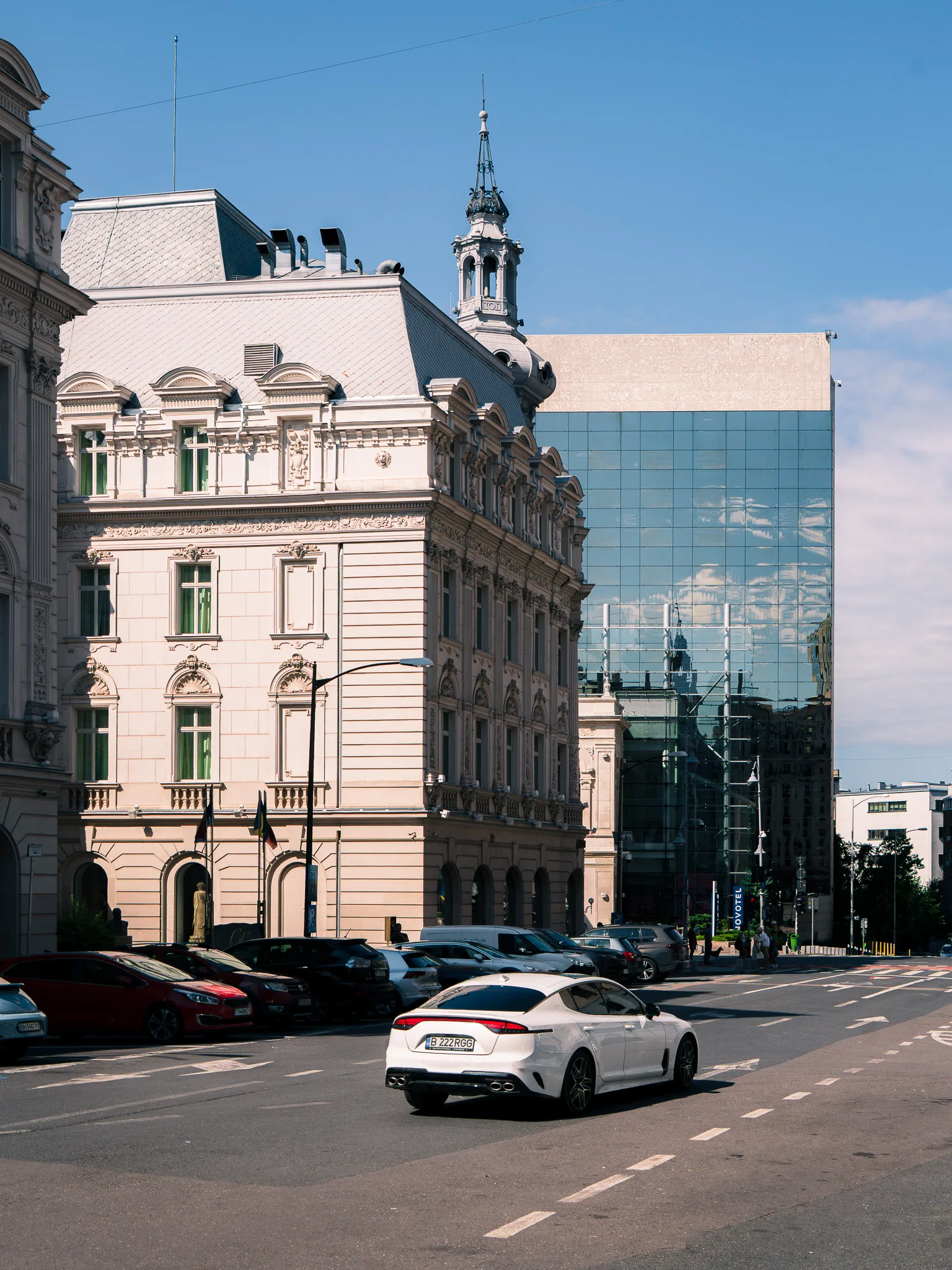 Zabytkowa kamienica i nowoczesna szklana fasada hotelu Novotel przy Calea Victoriei w Bukareszcie.