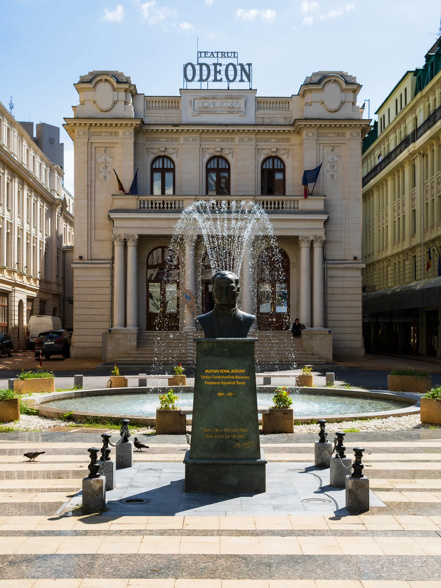 Teatr Odeon w Bukareszcie z fontanną i pomnikiem Mustafy Kemala Atatürka przed wejściem.