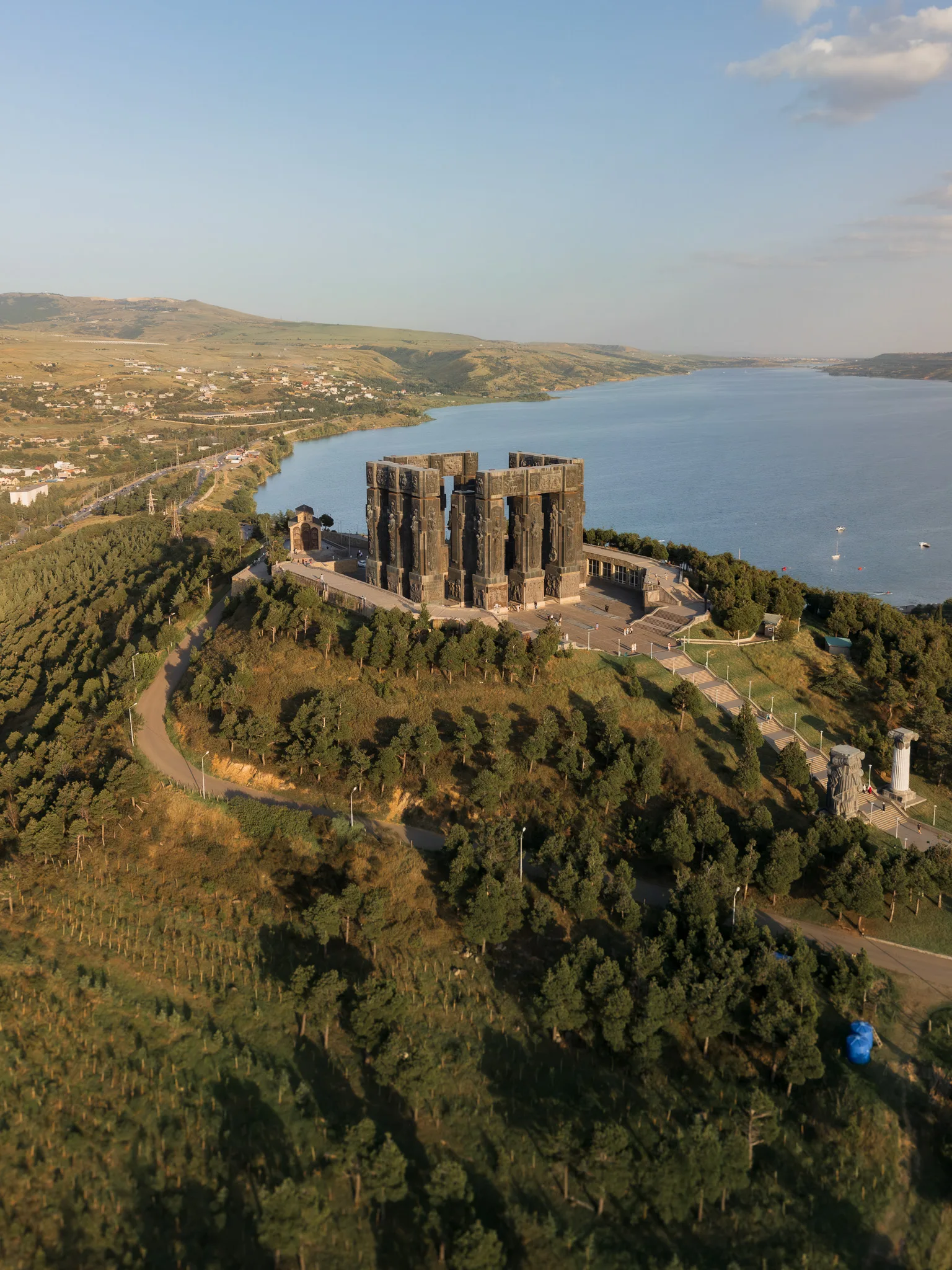 Monument Kroniki Gruzji nad Zbiornikiem Tbiliskim, widok z drona na monumentalne kolumny i okoliczny krajobraz.
Co zobaczyć w Gruzji?