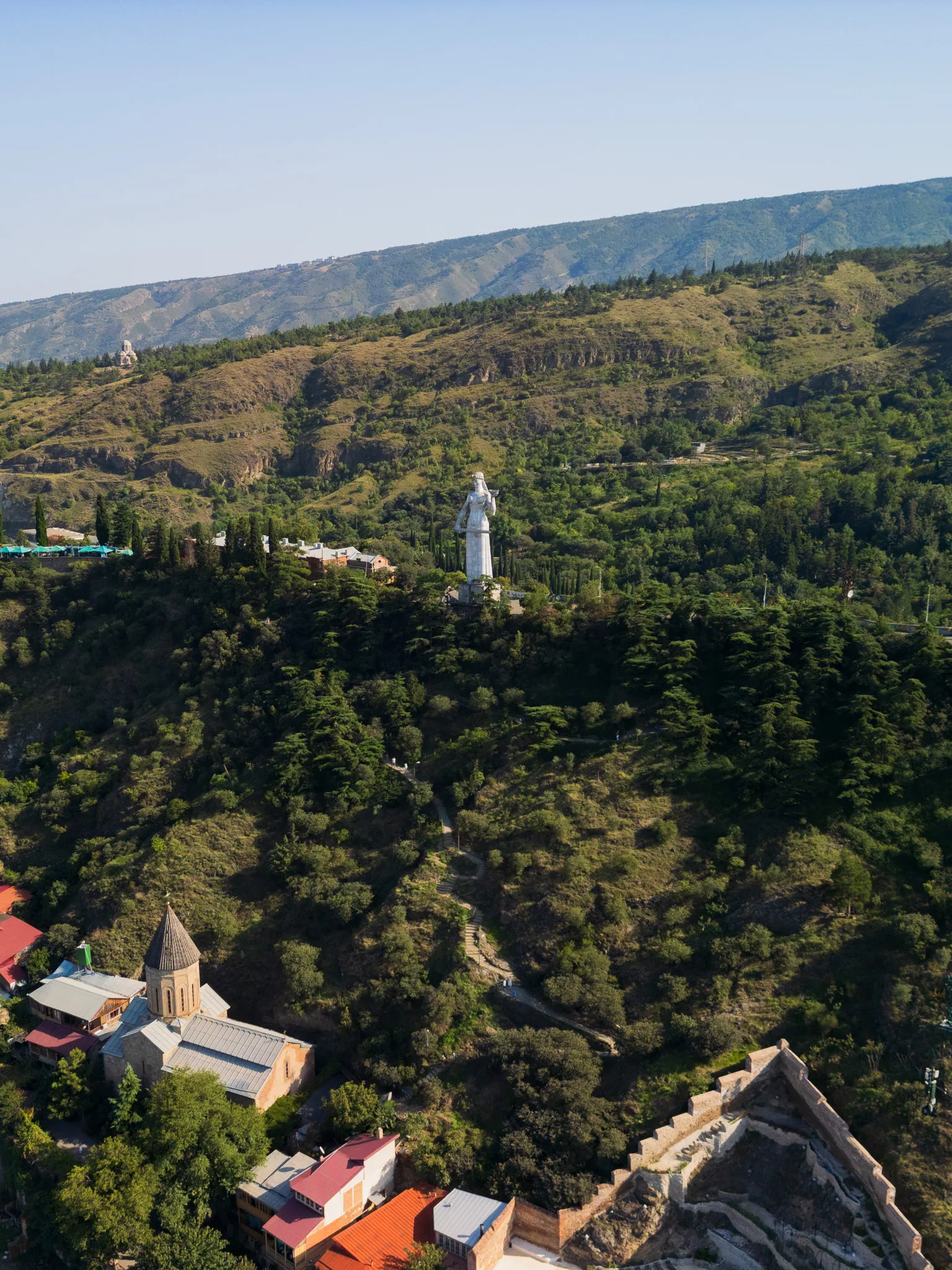 Pomnik Matki Gruzji – Kartlis Deda na wzgórzu nad Tbilisi, widziany z okolic twierdzy Narikala.