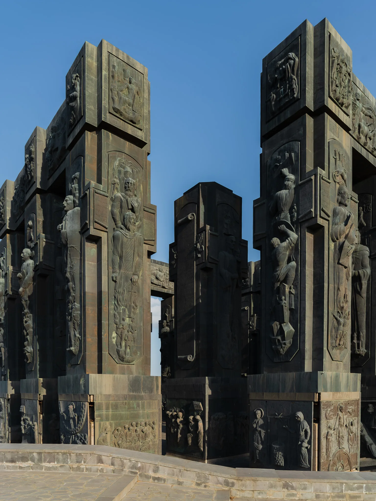 Monument Kroniki Gruzji w Tbilisi z monumentalnymi płaskorzeźbami przedstawiającymi sceny z historii i kultury Gruzji.