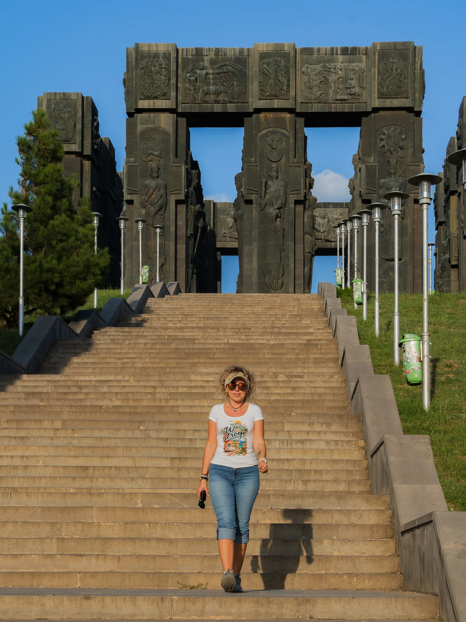 Podróżniczka na schodach prowadzących do monumentu Kroniki Gruzji w Tbilisi.