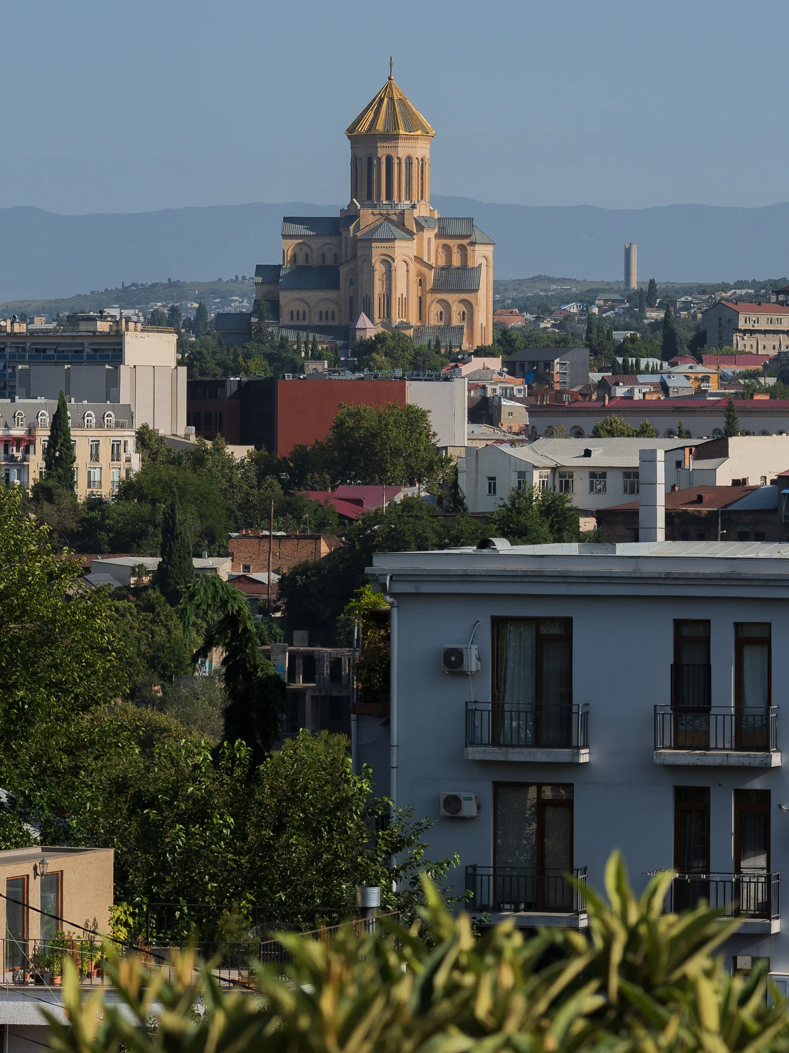 Panorama Tbilisi z górującym nad miastem Soborem Trójcy Świętej Sameba.