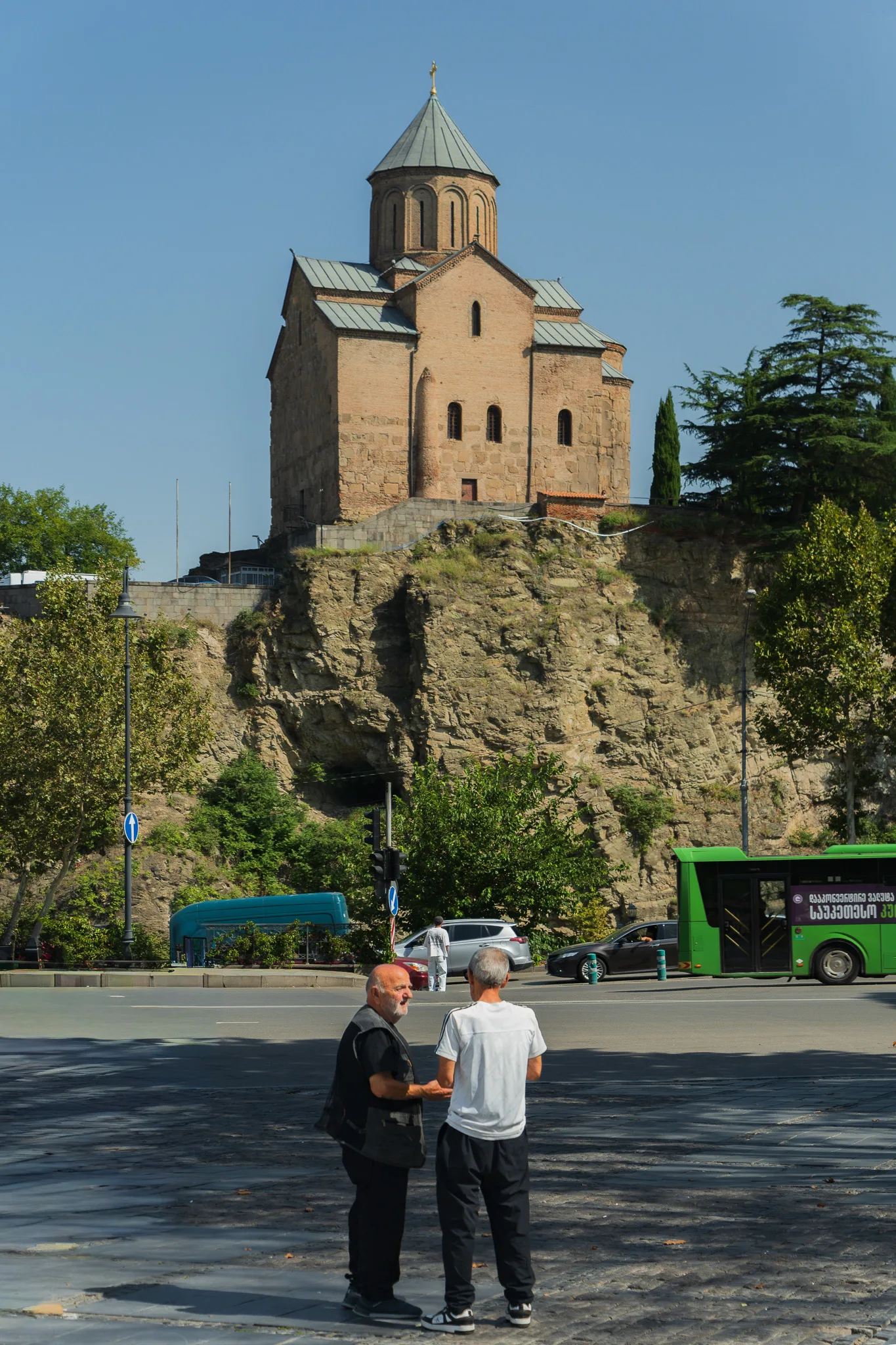 Cerkiew Metechi w Tbilisi stojąca na skalnym wzgórzu nad rzeką Kurą.