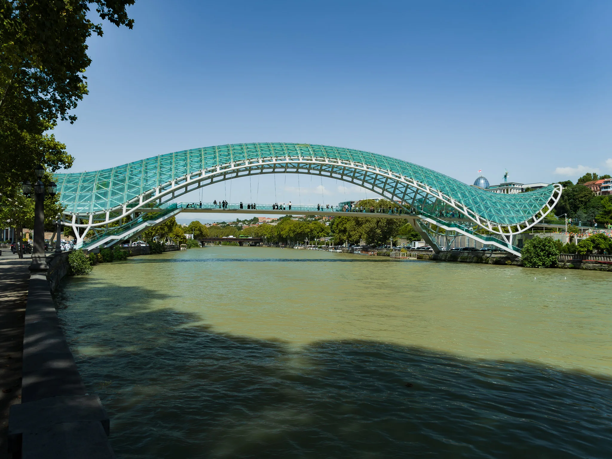 Most Pokoju w Tbilisi nad rzeką Kurą, charakterystyczna szklano-stalowa kładka w centrum stolicy Gruzji.