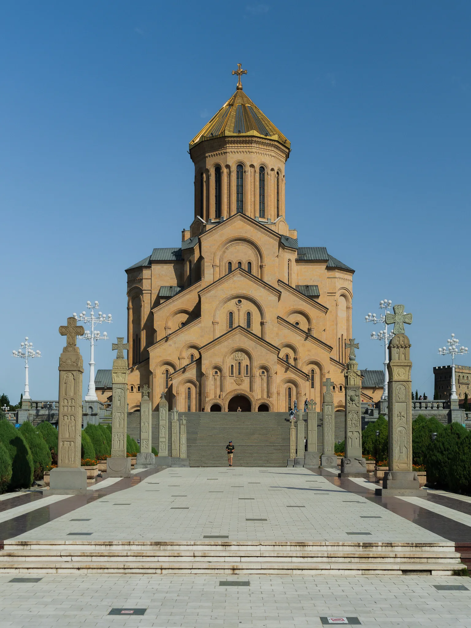 Sobór Trójcy Świętej Sameba w Tbilisi, widok od frontu z monumentalnymi schodami i kamiennymi krzyżami.