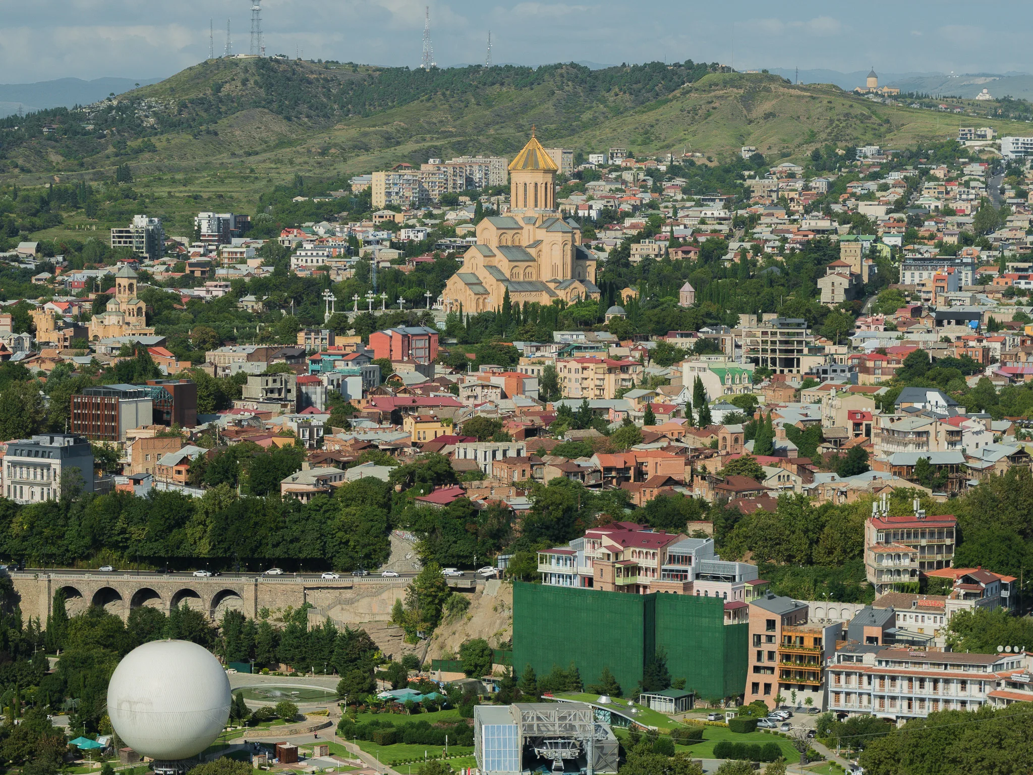 Panorama Tbilisi z Soborem Trójcy Świętej Sameba górującym nad zabudową miasta.