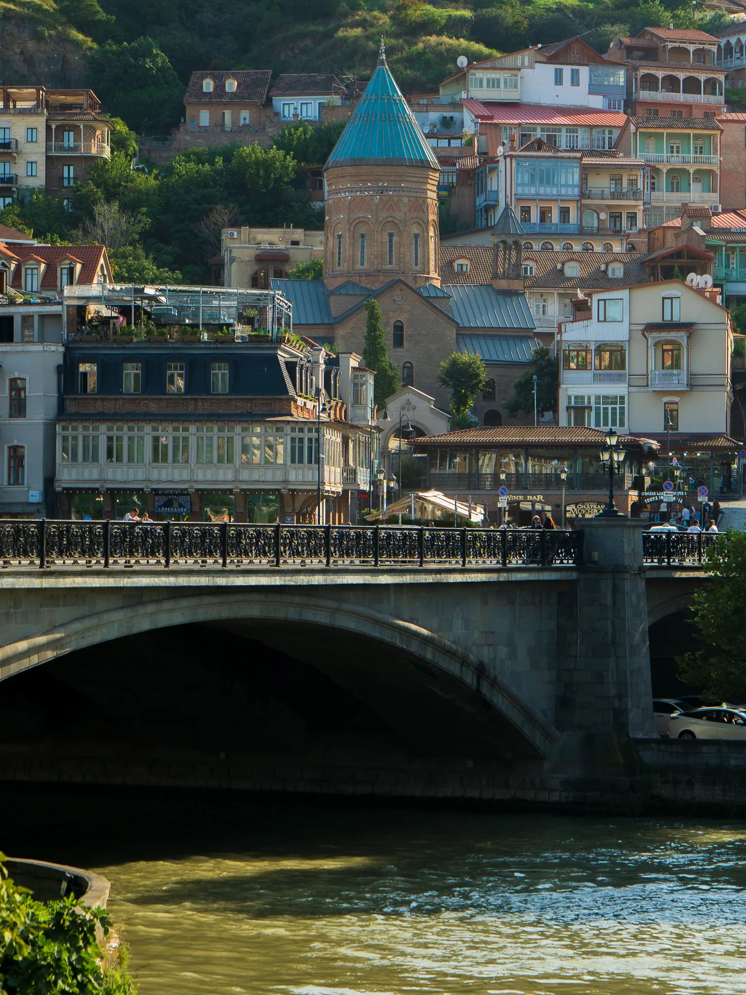 Most Metechi nad rzeką Kurą i katedra św. Jerzego wśród zabytkowej zabudowy Starego Miasta w Tbilisi.
Co zobaczyć w Gruzji?