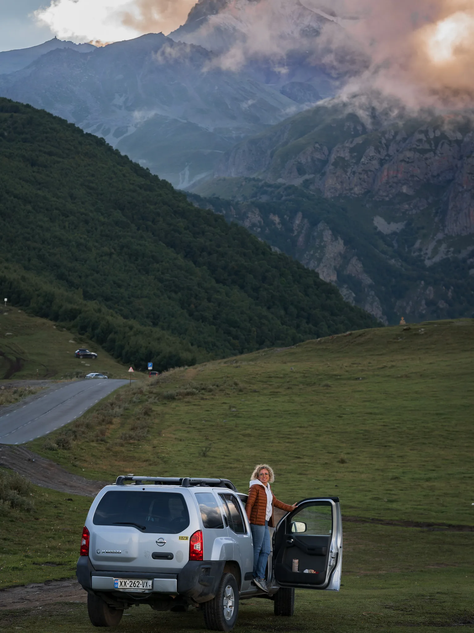Nissan Xterra na górskiej drodze w okolicy Stepancmindy w Gruzji