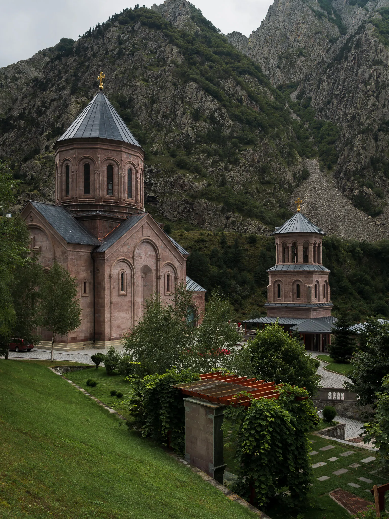 Klasztor w Dariali na tle skalistych gór Kaukazu w Gruzji
