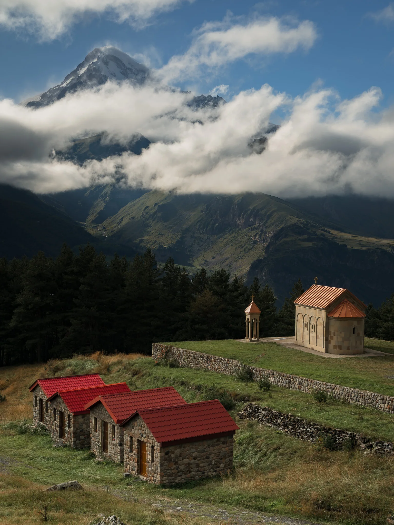 Kazbek w chmurach i górska cerkiew w okolicy Stepancmindy w Gruzji