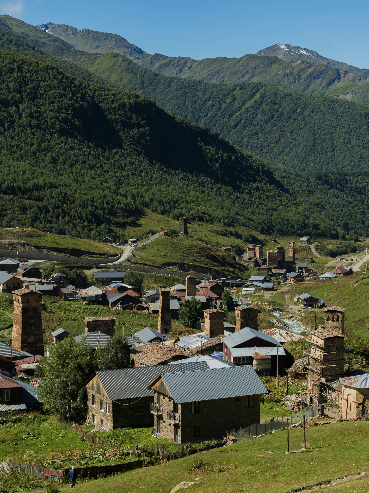 Panorama Ushguli w Swanetii z tradycyjnymi kamiennymi wieżami obronnymi i zielonymi zboczami Kaukazu.