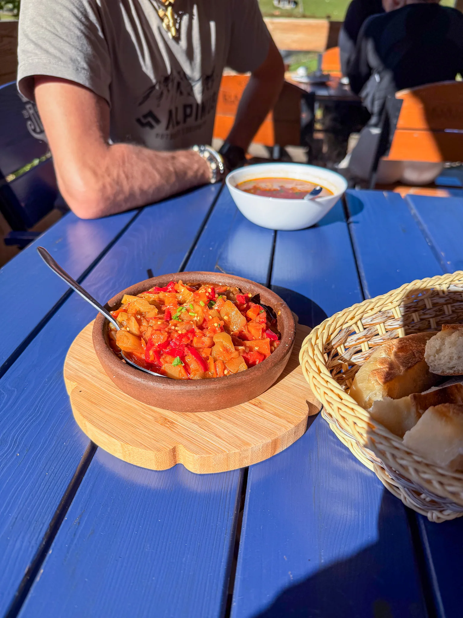 Tradycyjne gruzińskie danie z warzyw podane z pieczywem w restauracji w Ushguli.