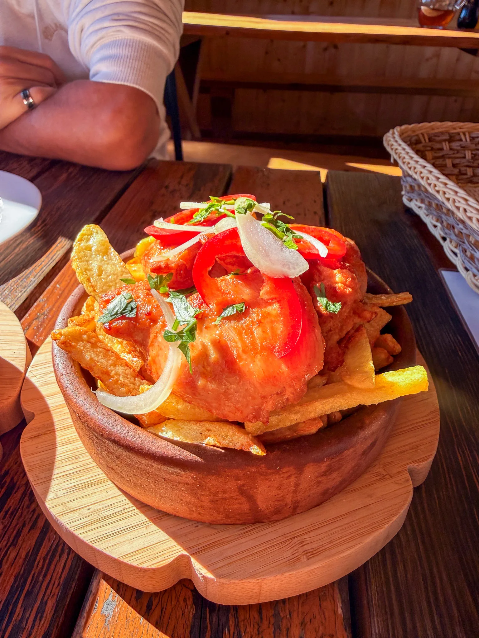 Danie z mięsem, ziemniakami, papryką i cebulą w restauracji w Ushguli.