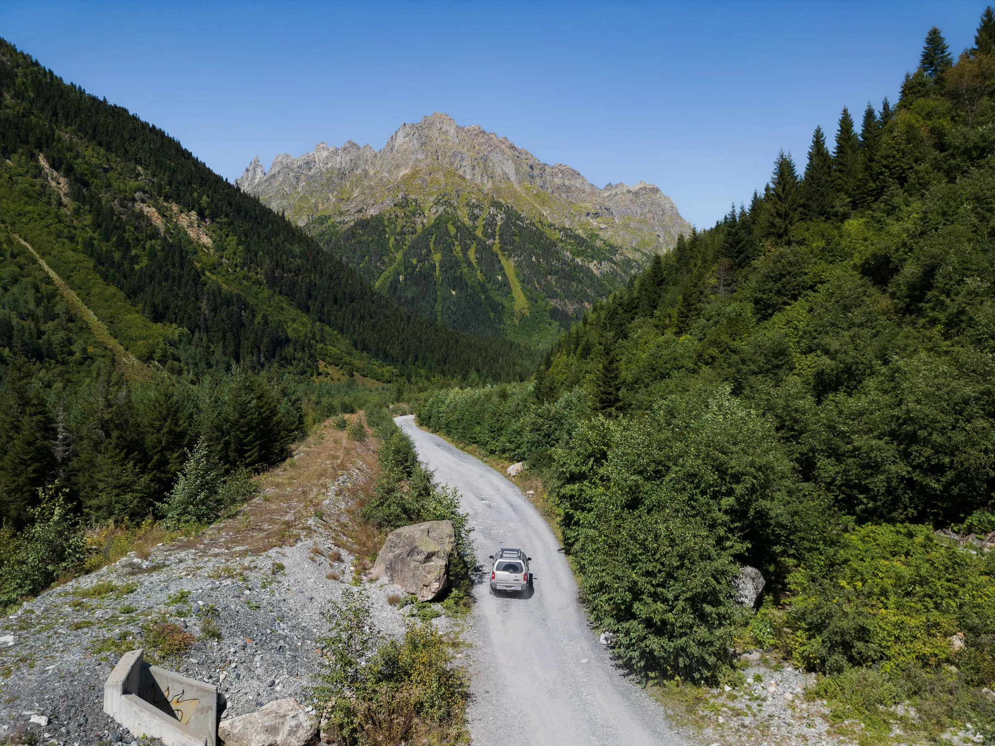 Droga do lodowca Chalaadi – Nissan Xterra 4x4 na górskiej trasie w Swanetii