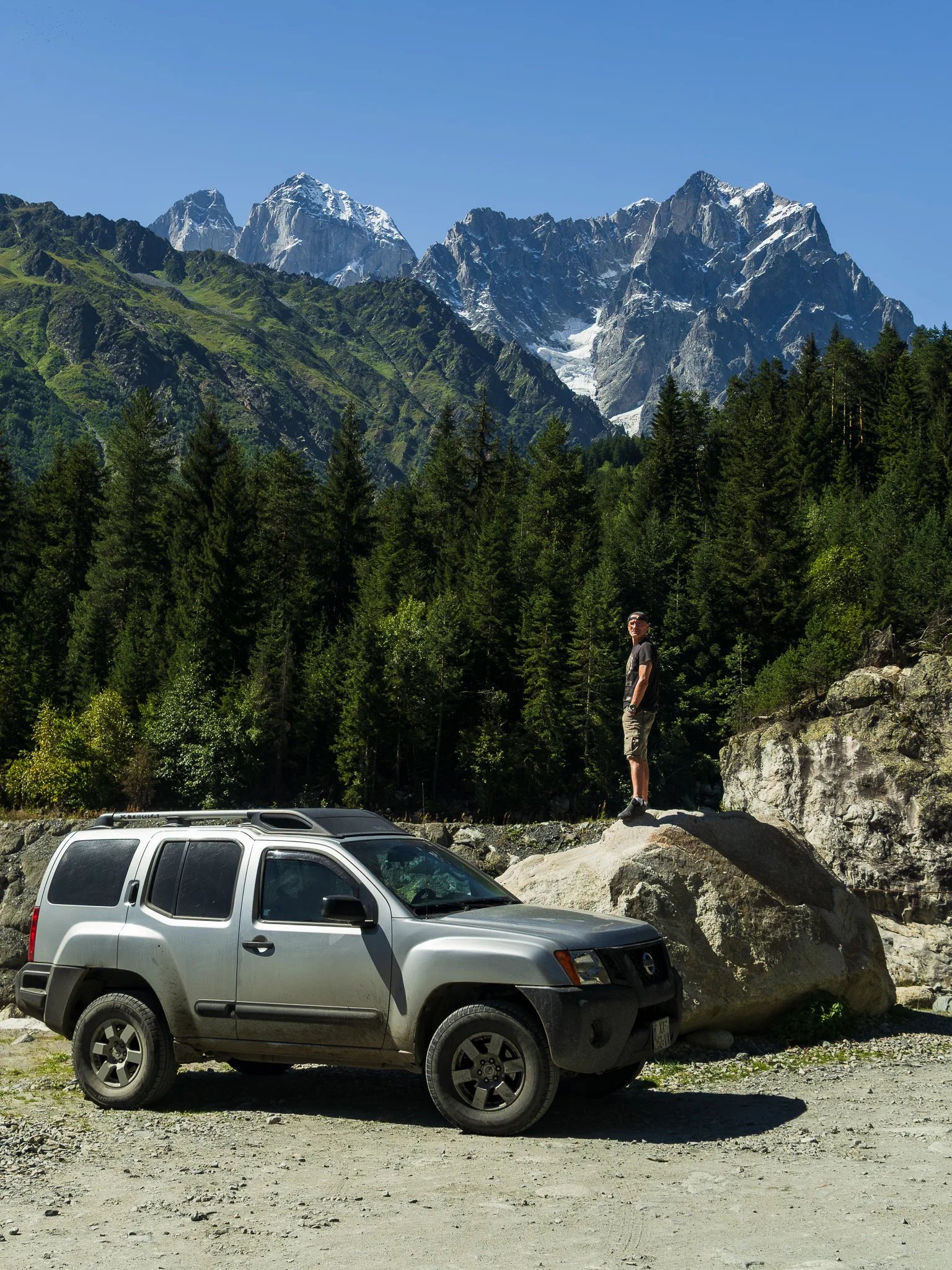 Dojazd pod lodowiec Chalaadi – Nissan Xterra 4x4 na tle gór Swanetii