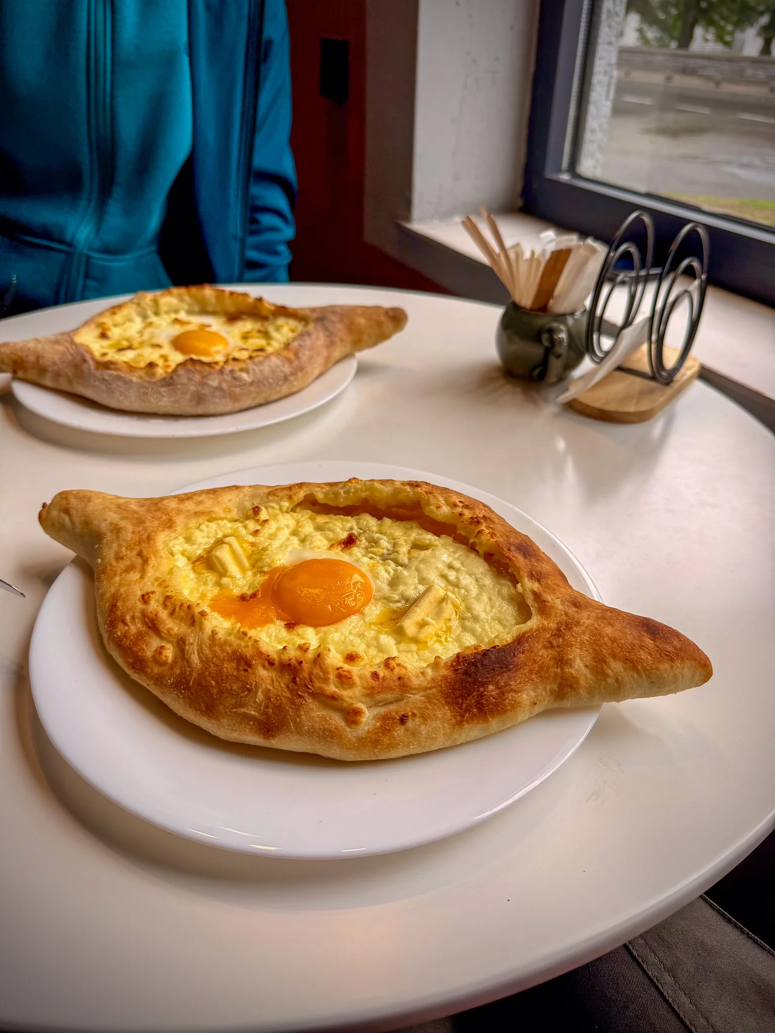 Chaczapuri adżarskie (Adjaruli Khachapuri) – tradycyjny gruziński placek w kształcie łódki, wypełniony serem, jajkiem i masłem.